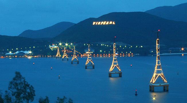 Cáp treo vượt biển Vinpearl thắp đèn về đêm, nối đất liền Nha Trang với đảo Hòn Tre